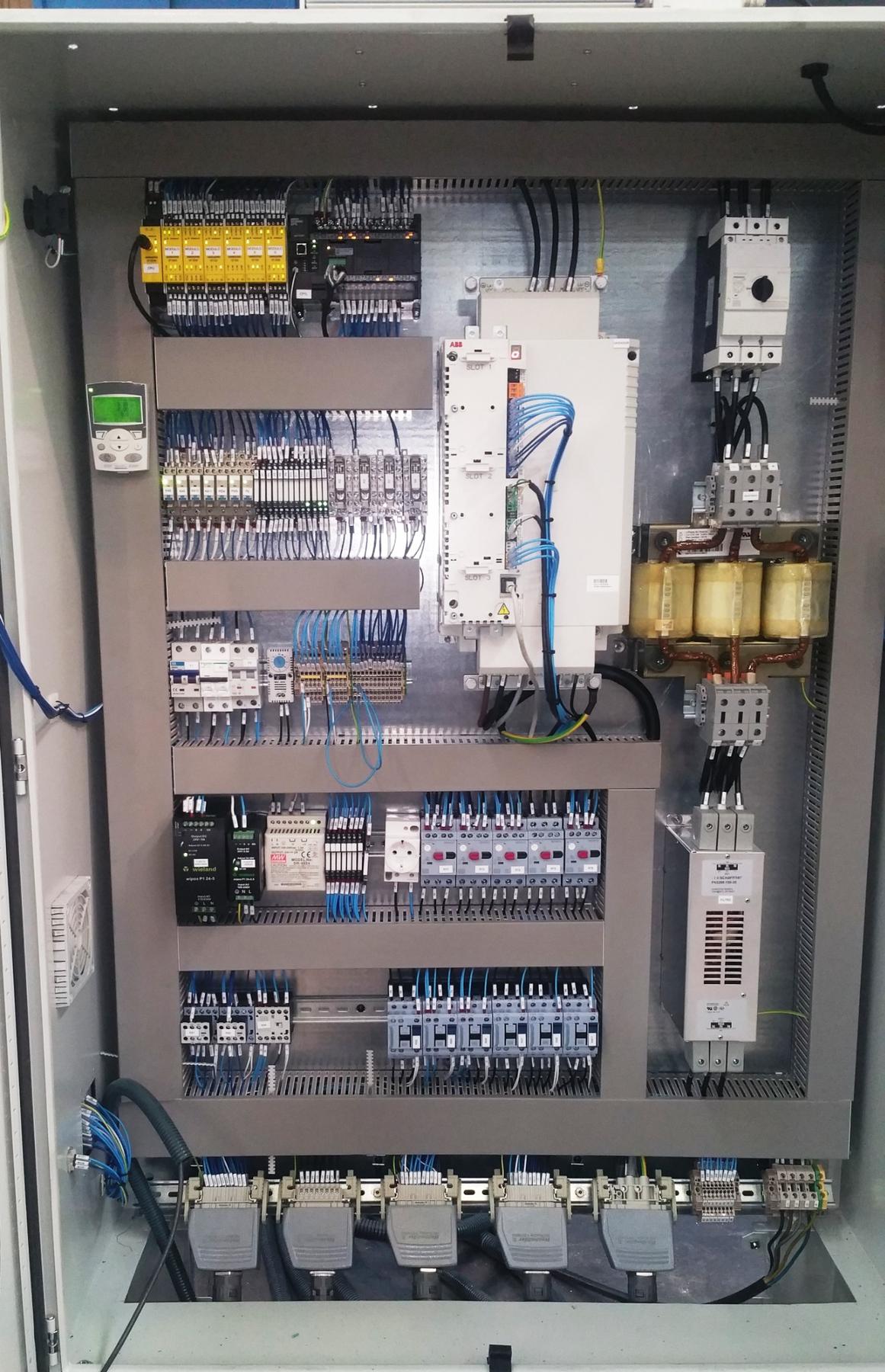 Cuadro eléctrico PLC de seguridad y pantalla táctil HMI instalado en prensa mecánica CE